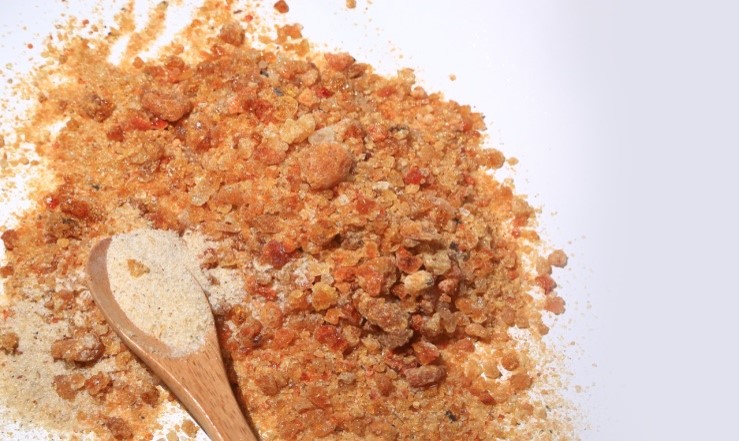 Acacia seyal gum with a spoon