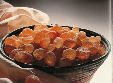 Raw gum acacia in a bowl